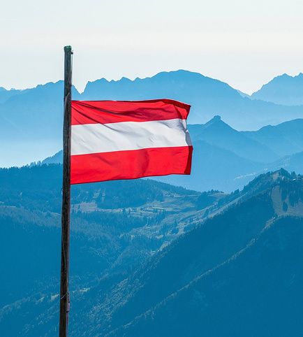 Flagge vor Bergpanorama, Symbolbild Dr. Hartmann Chemietechnik Österreich