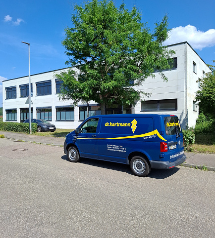 Firmenfahrzeug dr.hartmann vor Firmengebäude
